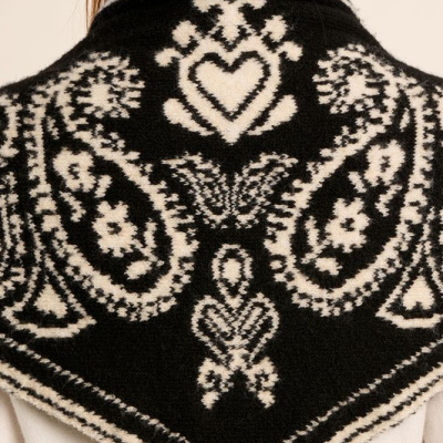 xale preto e branco com padrão folhoso e corações