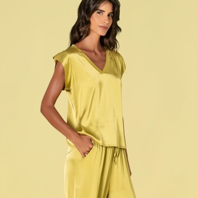 Conjunto de pijama amarelo acetinado com camisola de manga curta e calças soltas