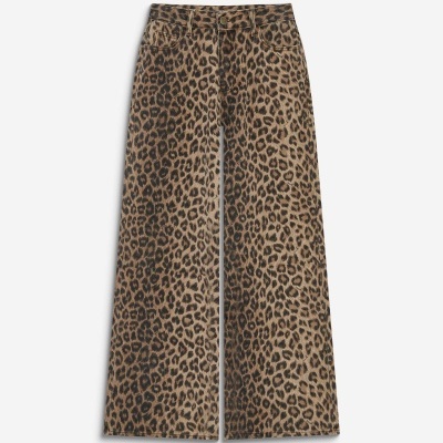 Calças com padrão animal print leopardo sobre fundo branco