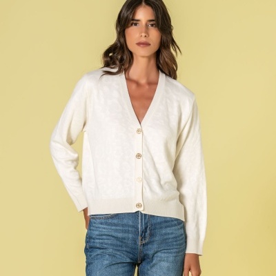 Cardigan branco feminino com botões dourados e jeans azul