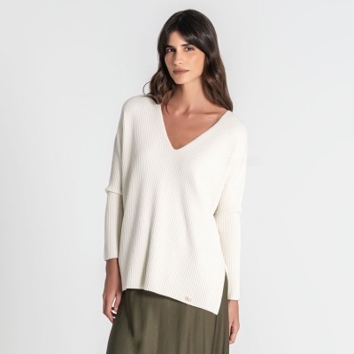 Camisola branca de malha com decote em V e saia verde