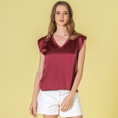 Blusa acetinada vinho com decote em V e calções brancos