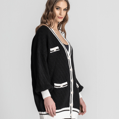 Cardigã feminino preto com detalhes brancos e botões redondos