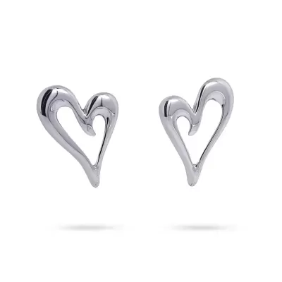 Brincos em forma de coração de metal prateado