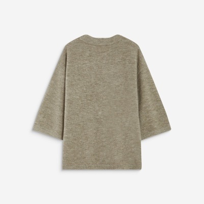 Camisola bege de malha vista pela parte de trás sobre fundo branco.