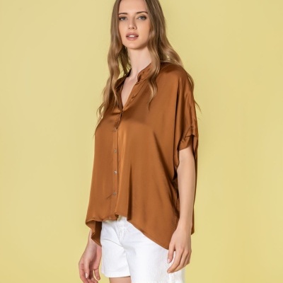 Camisa castanha acetinada com botões e calções brancos