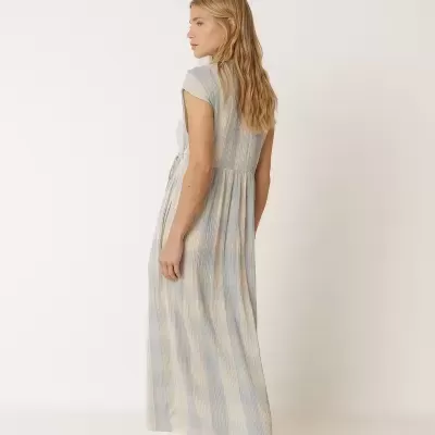 Vestido comprido listrado azul claro e branco com mangas curtas e sapatos azuis