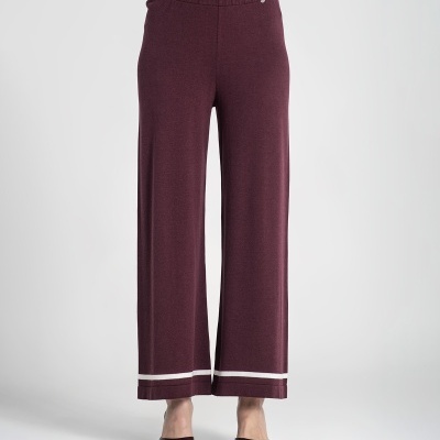 Calças largas vinho com linhas brancas na barra e sapatos de salto abertos