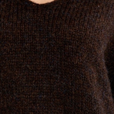 Camisola de malha castanha escura com decote em V