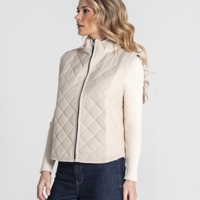 Colete bege acolchoado com padrão losangos e fecho de correr preto