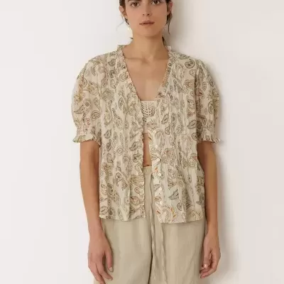 Blusa estampada floral bege com mangas bufantes e botões frontais