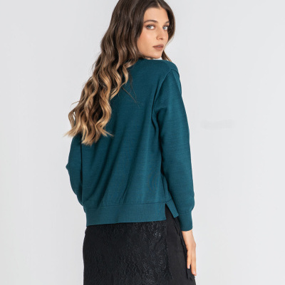 Sweater azul petróleo e saia preta com renda, vista de costas