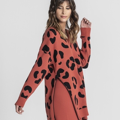 Camisola oversized de malha com padrão animal print preto e terracota.