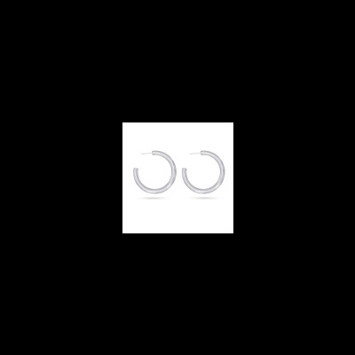 Par de brincos de argola prateados sobre fundo branco