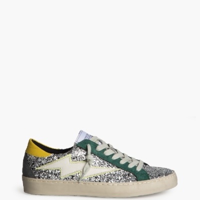 Tênis de glitter prateado com detalhes em verde, amarelo e branco em fundo branco
