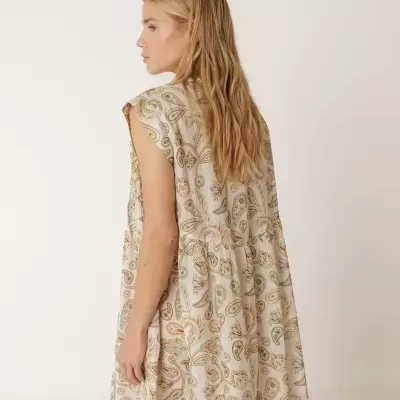 Vestido curto sem mangas padrão paisley em tons bege, laranja e verde