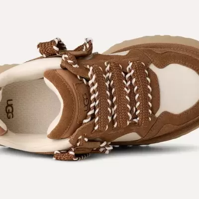 Tênis desportivo UGG castanho e bege visto de cima.