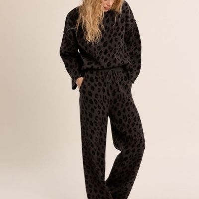 Conjunto pijama cinzento escuro com padrão animal print preto, camisola e calças largas, sapatos castanhos