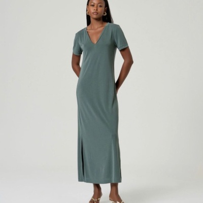 Vestido longo verde com decote em V e mangas curtas