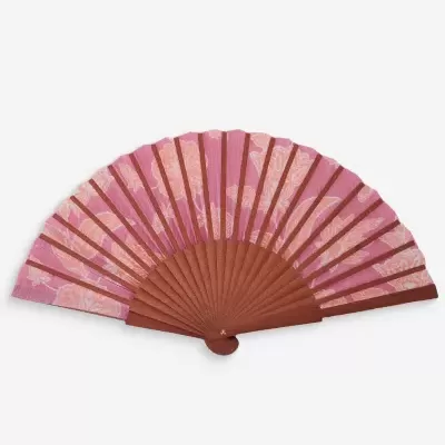 Leque de tecido rosa com padrão floral e armação de madeira castanha