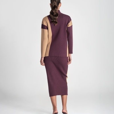 Conjunto vinho e bege de malha com padrão color block visto de costas