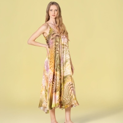 Vestido midi feminino com padrão animal print colorido e sandálias rasas castanhas