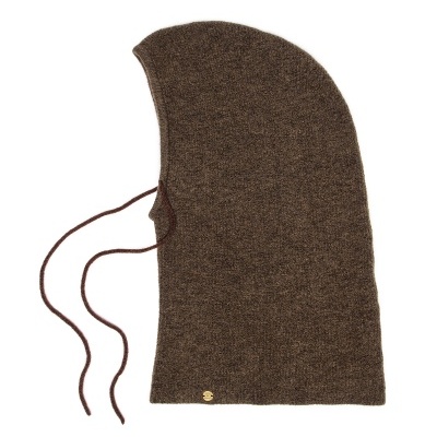 Gorro tipo balaclava castanho com cordões e detalhe dourado