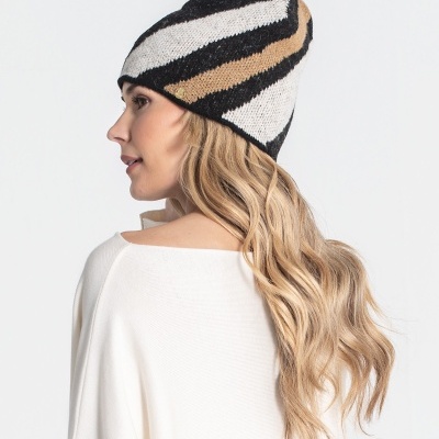Mulher usando gorro de malha às riscas preto, cinzento, branco e castanho.