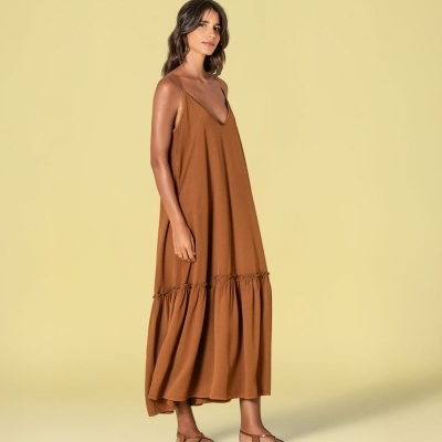 Vestido maxi castanho com alças finas e decote em V