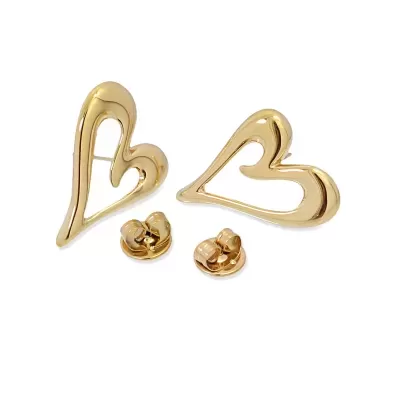 Brincos dourados em forma de coração com fecho borboleta sobre fundo branco