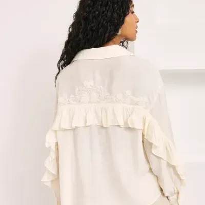 Camisa branca feminina com renda floral e babados