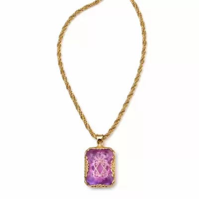 Colar dourado com pendente roxo e detalhes florais