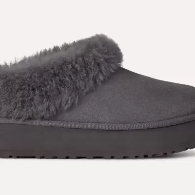 Pantufa cinzenta escura com sola preta e detalhe felpudo