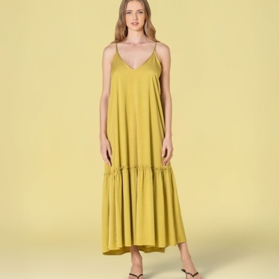 Vestido maxi amarelo claro com alças finas e decote em V
