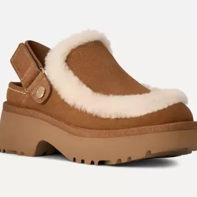 Sabata tipo clog castanha em camurça com pelo branco e sola grossa