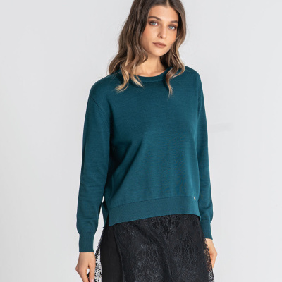 Camisola azul esverdeada com saia preta e detalhes em renda