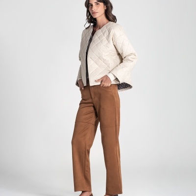 Casaco acolchoado bege, calças castanhas e sapatos rasos castanhos em fundo branco