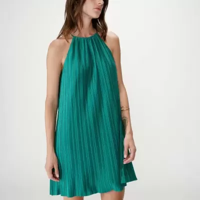 Vestido plissado verde-azulado sem mangas com gola alta