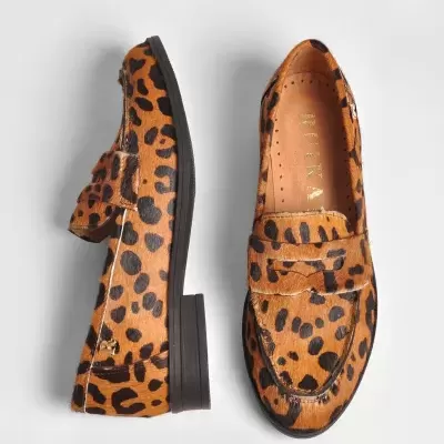 Sapatos mocassim com padrão animal print castanho e preto