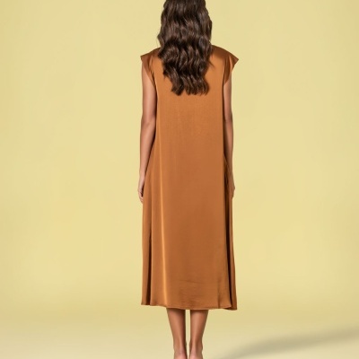 Vestido midi castanho claro com sapatos pretos de salto em fundo amarelo