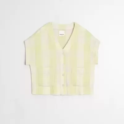 Camisa cropped com riscas verdes e brancas, botões e bolsos