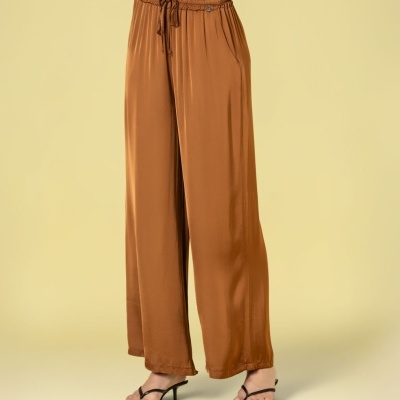 Calças largas de tecido fluído castanho com cintura elástica e cordão ajustável