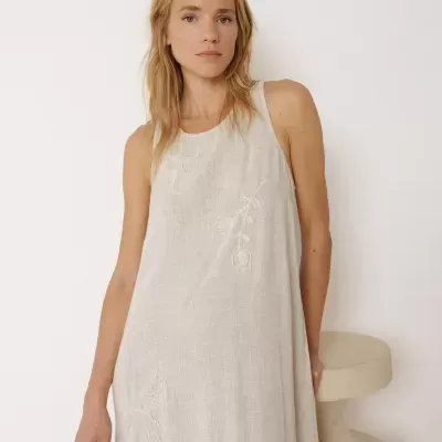 Vestido comprido claro com bordados florais e de folhas