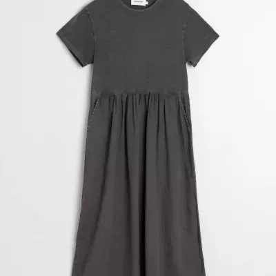 Vestido cinza escuro com textura e bolsos laterais