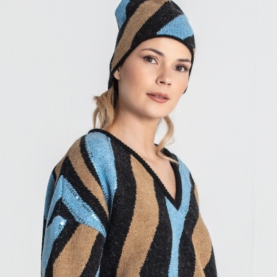 Mulher a usar conjunto de malha com padrão geométrico castanho, preto e azul