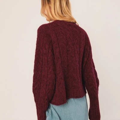 Camisola de malha vinho de costas com padrão de trança
