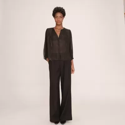 Blusa preta transparente com botões e calças pretas largas