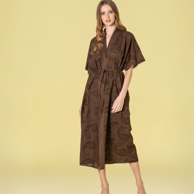 Vestido midi castanho com padrão recortado e cinto fino