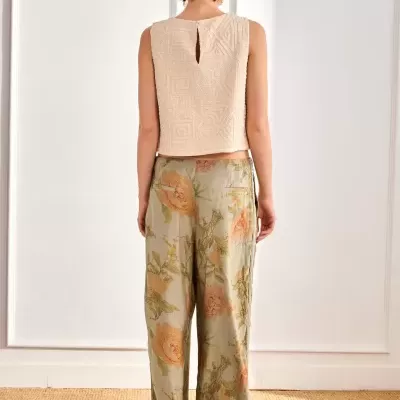 Top bege com textura e calças largas com estampa floral