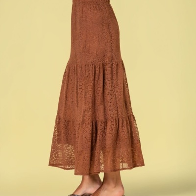 Saia castanha longa rendada com cintura elástica e bainha franzida